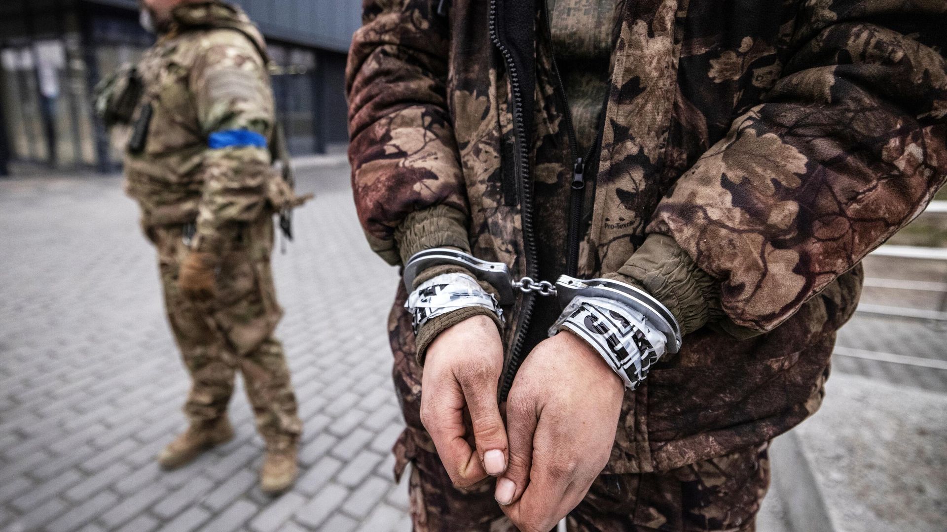 Украинский военнослужащий рядом с пленным российским военнослужащим Украинский военнослужащий рядом с пленным российским военнослужащим - РИА Новости, 1920, 29.03.2024