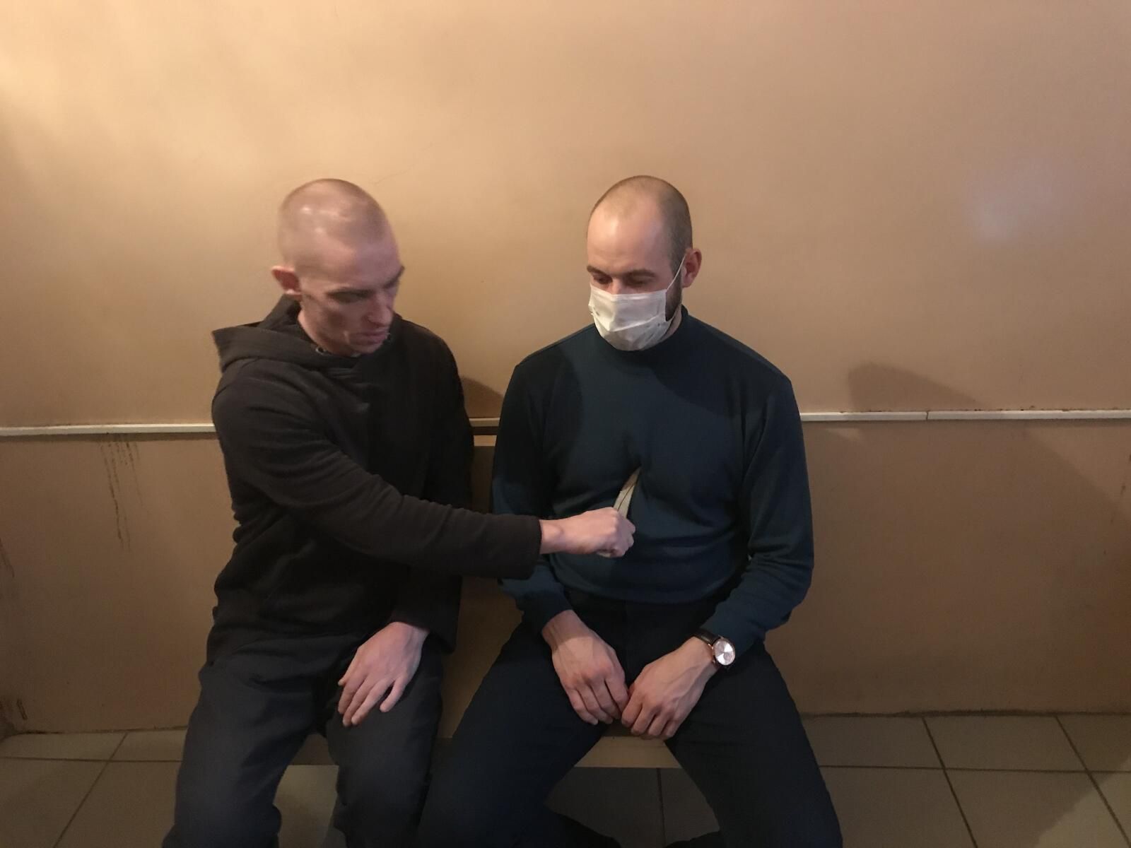 Юрию Коваленко (слева) во время следственного эксперимента Юрию Коваленко (слева) во время следственного эксперимента - РИА Новости, 1920, 29.03.2024