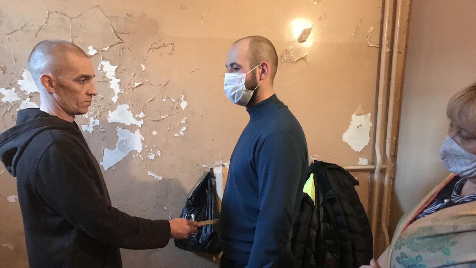 Юрию Коваленко (слева) во время следственного эксперимента Юрию Коваленко (слева) во время следственного эксперимента - РИА Новости, 1920, 29.03.2024