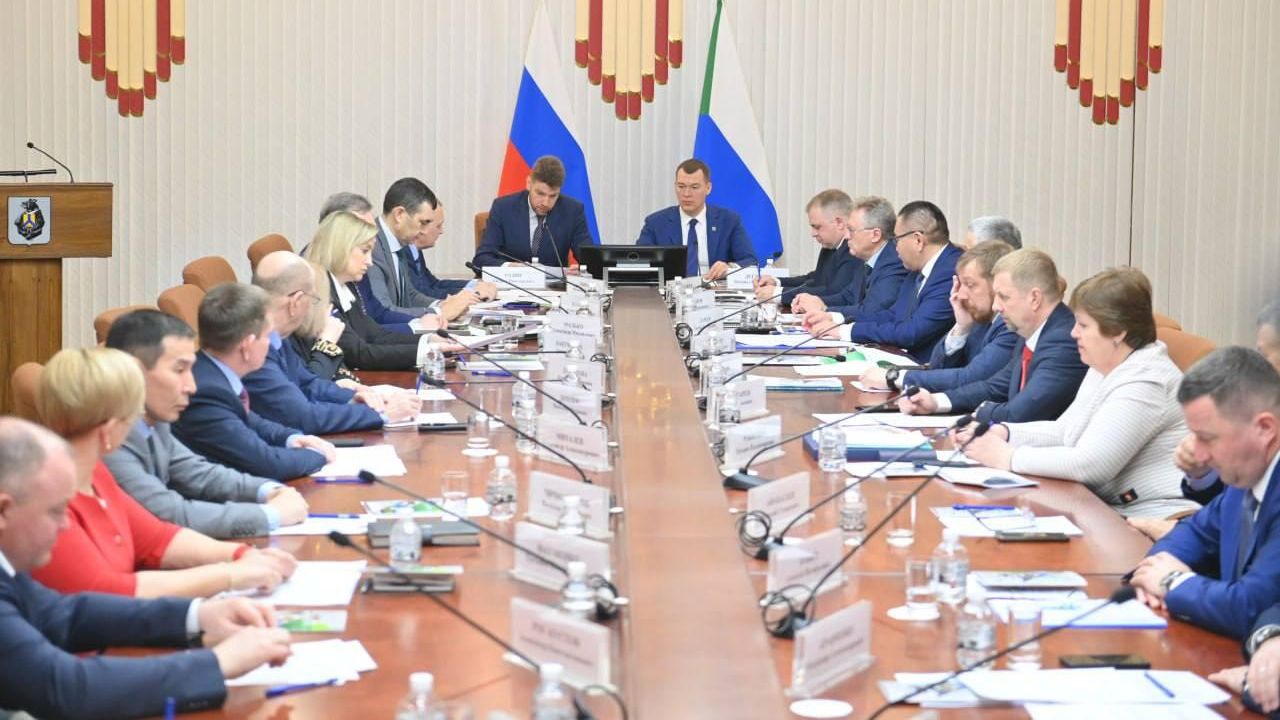 Губернатор Хабаровского края Михаил Дегтярев и министр сельского хозяйства России Андрей Разин во время рабочей встречи в Хабаровске. 29 марта 2024 Губернатор Хабаровского края Михаил Дегтярев и министр сельского хозяйства России Андрей Разин во время рабочей встречи в Хабаровске. 29 марта 2024 - РИА Новости, 1920, 29.03.2024