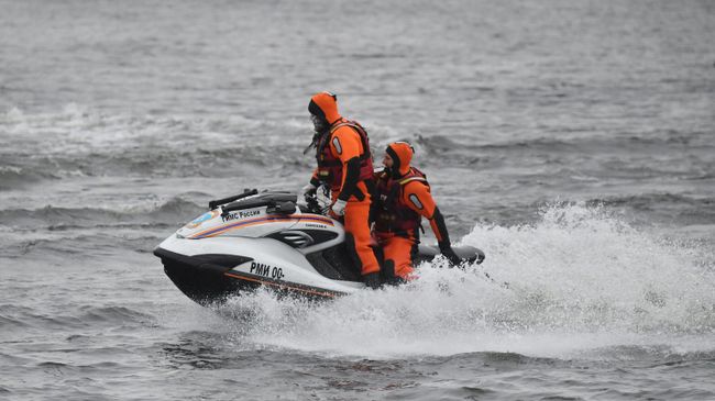Спасатели Московской городской поисково-спасательной службы на водных объектах Департамента ГОЧСиПБ во время подготовки к зимнему периоду на поисково-спасательной станции Левобережная Спасатели Московской городской поисково-спасательной службы на водных объектах Департамента ГОЧСиПБ во время подготовки к зимнему периоду на поисково-спасательной станции Левобережная