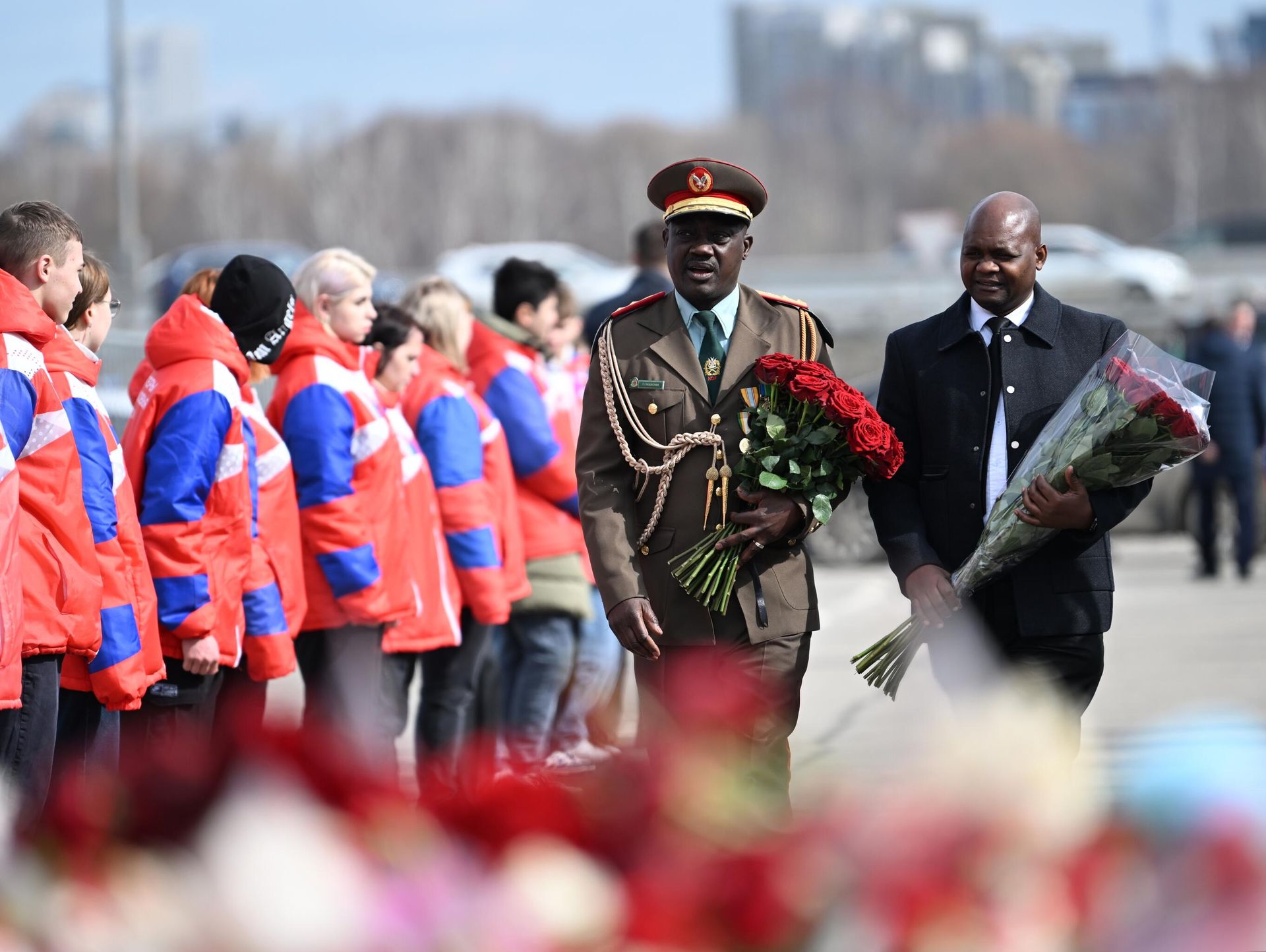Церемония возложения венков главами и сотрудниками аккредитованных в Москве дипломатических миссий зарубежных государств к стихийному мемориалу в память о жертвах теракта в Крокус Сити Холле Церемония возложения венков главами и сотрудниками аккредитованных в Москве дипломатических миссий зарубежных государств к стихийному мемориалу в память о жертвах теракта в Крокус Сити Холле - РИА Новости, 1920, 30.03.2024