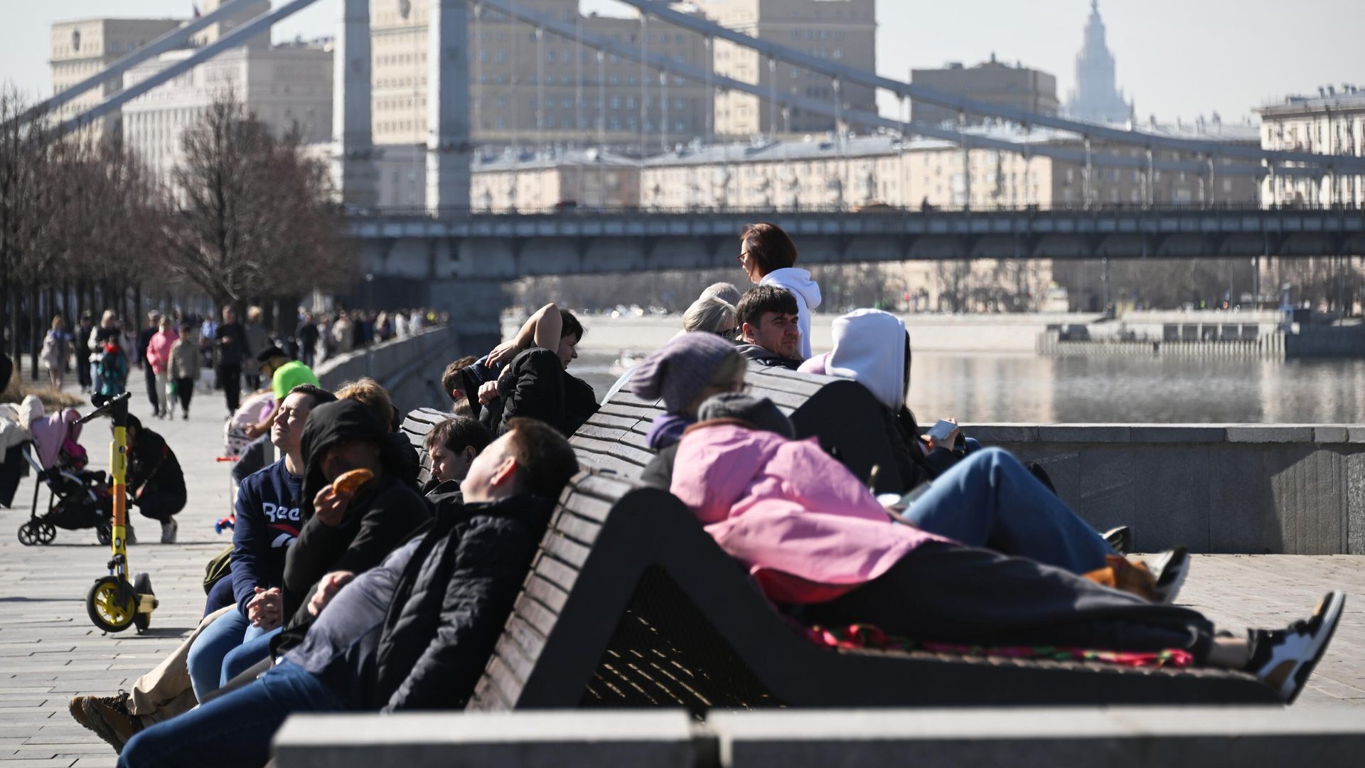 Люди отдыхают на набережной в Москве Люди отдыхают на набережной в Москве - РИА Новости, 1920, 08.03.2025