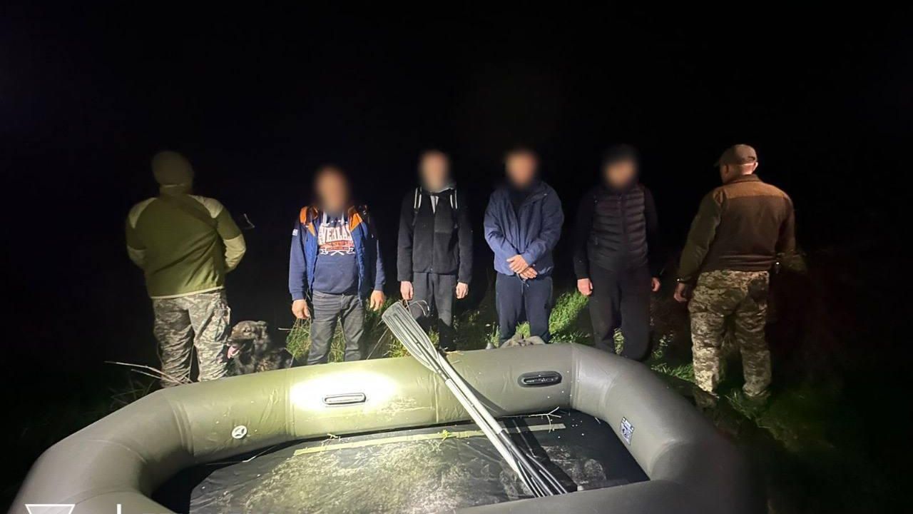 Задержанные граждане Украины, которые на лодке пытались незаконно пересечь границу Задержанные граждане Украины, которые на лодке пытались незаконно пересечь границу - РИА Новости, 1920, 22.04.2024