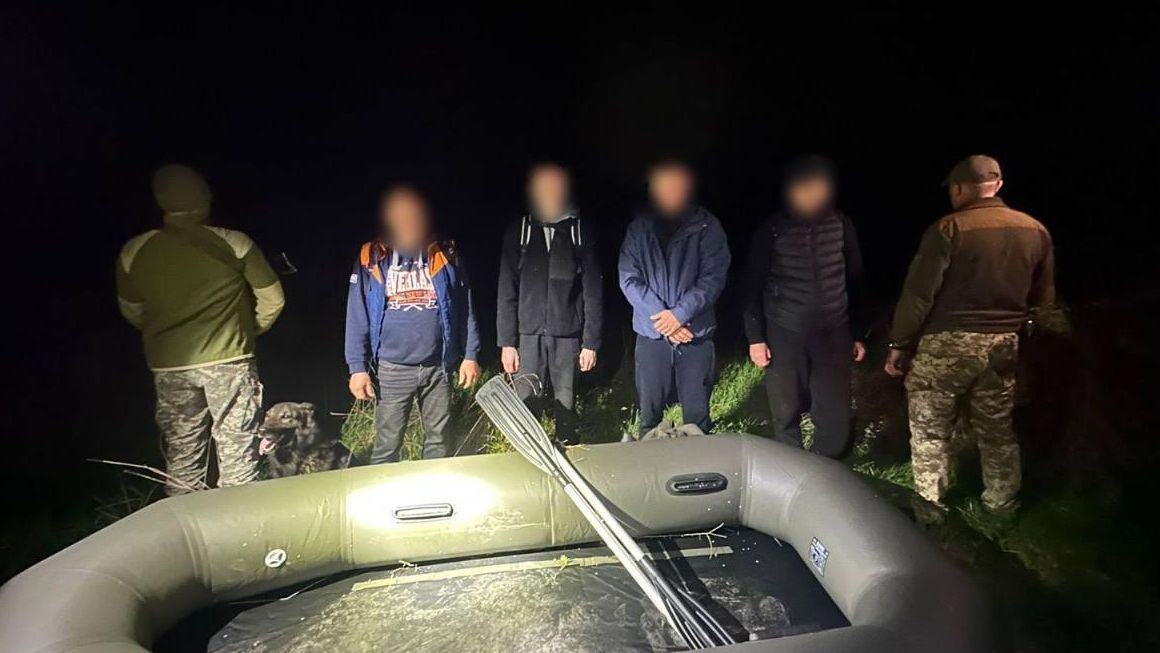 Задержанные граждане Украины, которые на лодке пытались незаконно пересечь границу с Венгрией Задержанные граждане Украины, которые на лодке пытались незаконно пересечь границу с Венгрией - РИА Новости, 1920, 31.03.2024