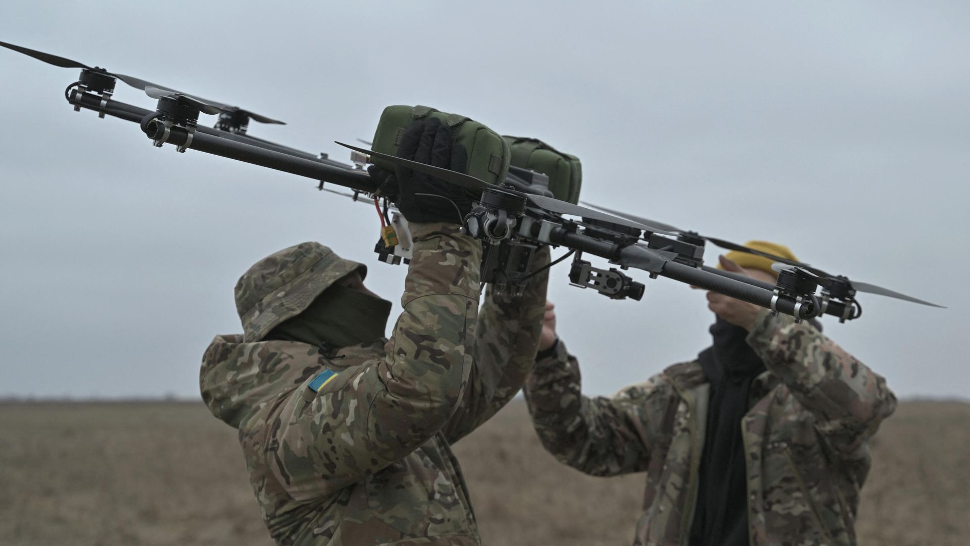 Украинские военные запускают беспилотник - РИА Новости, 1920, 01.04.2024