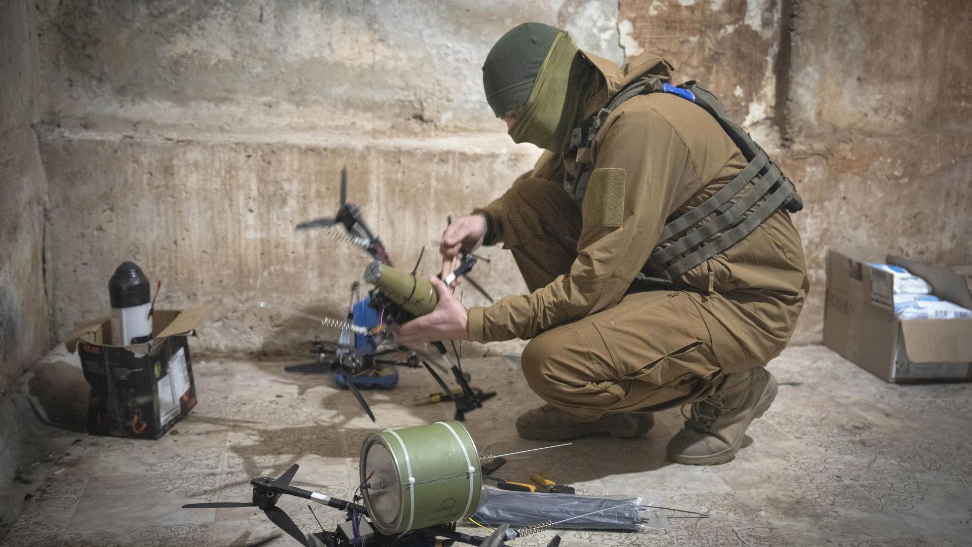 Украинский военнослужащий готовит FPV-дроны Украинский военнослужащий готовит FPV-дроны - РИА Новости, 1920, 18.11.2024