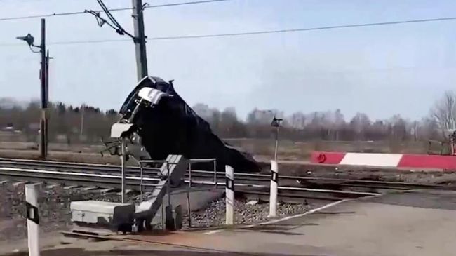 На месте ДТП с участием поезда и автобуса в Ярославской области. Кадр видео очевидца