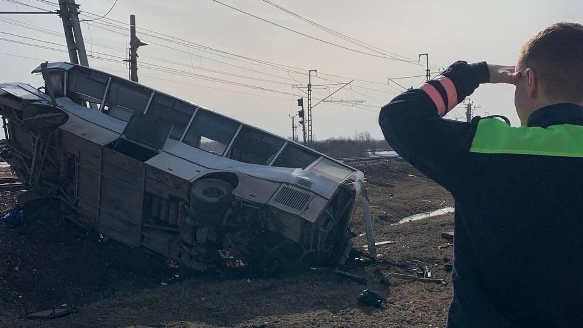 На месте ДТП с участием поезда и автобуса в Ярославской области На месте ДТП с участием поезда и автобуса в Ярославской области - РИА Новости, 1920, 01.04.2024
