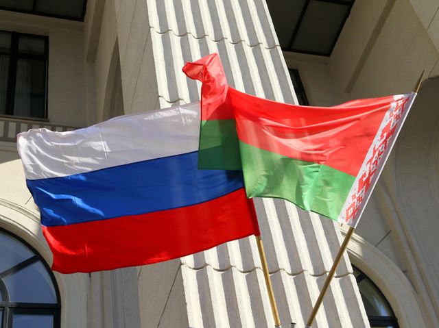 Государственные флаги России и Белоруссии 
