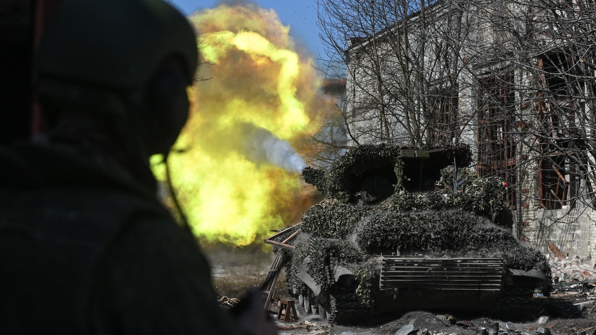 Танк Т-72 группировки войск Центр во время выполнения боевых задач в зоне специальной военной операции Танк Т-72 группировки войск Центр во время выполнения боевых задач в зоне специальной военной операции - РИА Новости, 1920, 11.05.2024