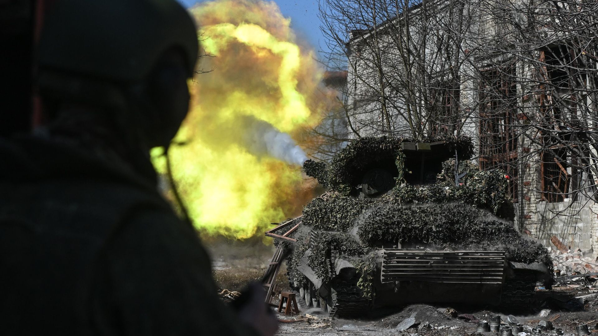 Танк Т-72 группировки войск Центр во время выполнения боевых задач в зоне специальной военной операции Танк Т-72 группировки войск Центр во время выполнения боевых задач в зоне специальной военной операции - РИА Новости, 1920, 07.04.2024