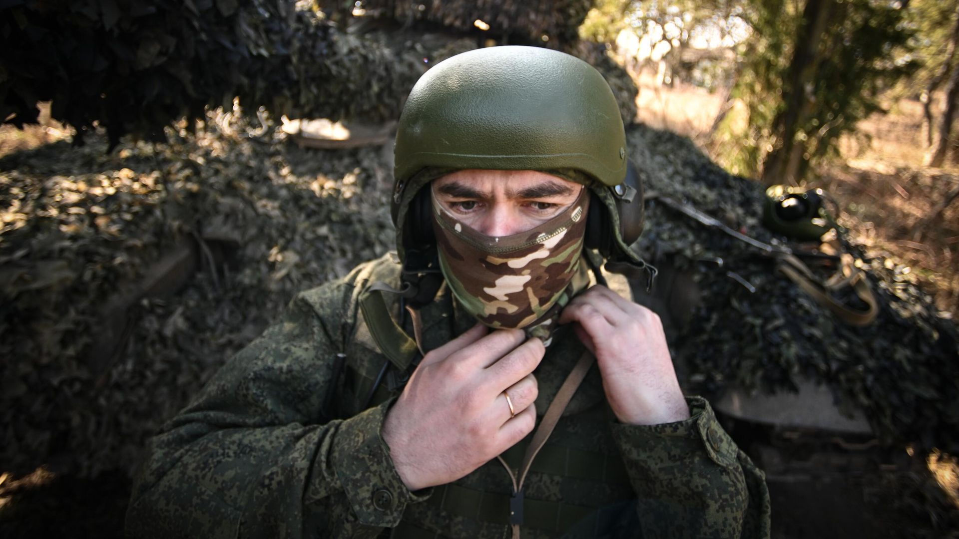 Член экипажа танка Т-72 группировки войск Центр в зоне проведения спецоперации Член экипажа танка Т-72 группировки войск Центр в зоне проведения спецоперации - РИА Новости, 1920, 31.05.2024