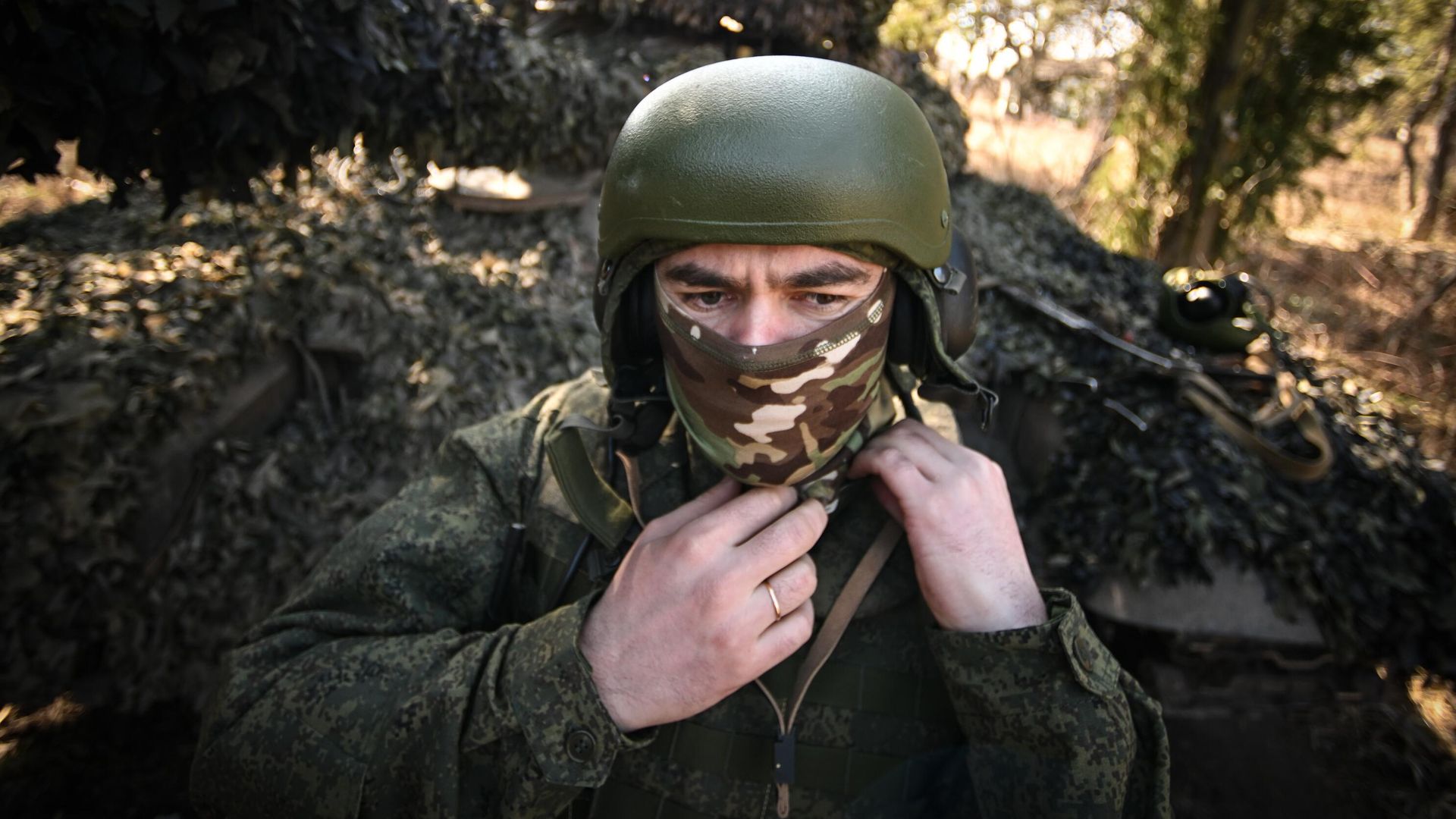 Член экипажа танка Т-72 группировки войск Центр в зоне проведения спецоперации Член экипажа танка Т-72 группировки войск Центр в зоне проведения спецоперации - РИА Новости, 1920, 31.05.2024