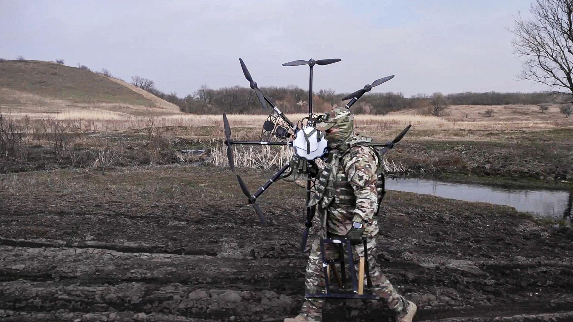 Российский военный с трофейным украинским беспилотником Российский военный с трофейным украинским беспилотником - РИА Новости, 1920, 06.08.2024