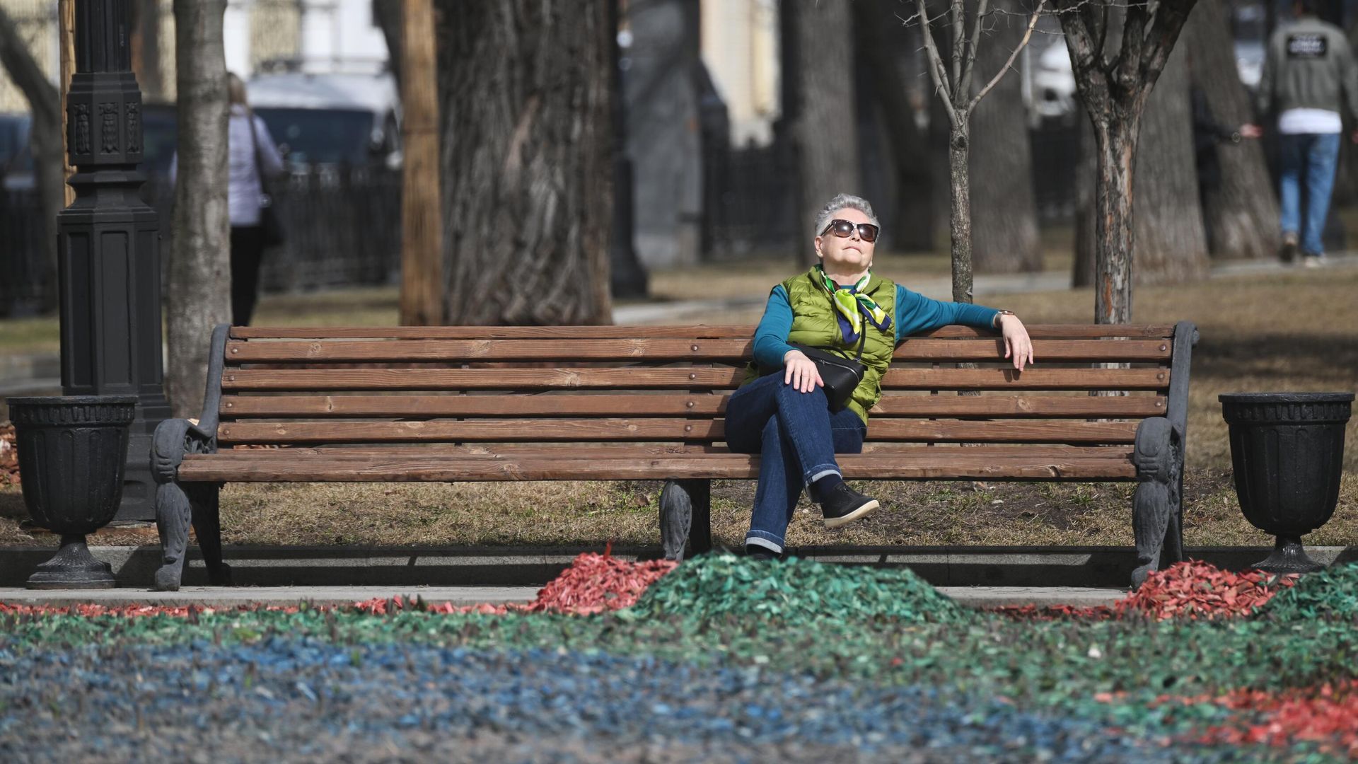 Женщина отдыхает на скамейке во время теплой погоды в одном из парков Москвы Женщина отдыхает на скамейке во время теплой погоды в одном из парков Москвы - РИА Новости, 1920, 01.08.2024