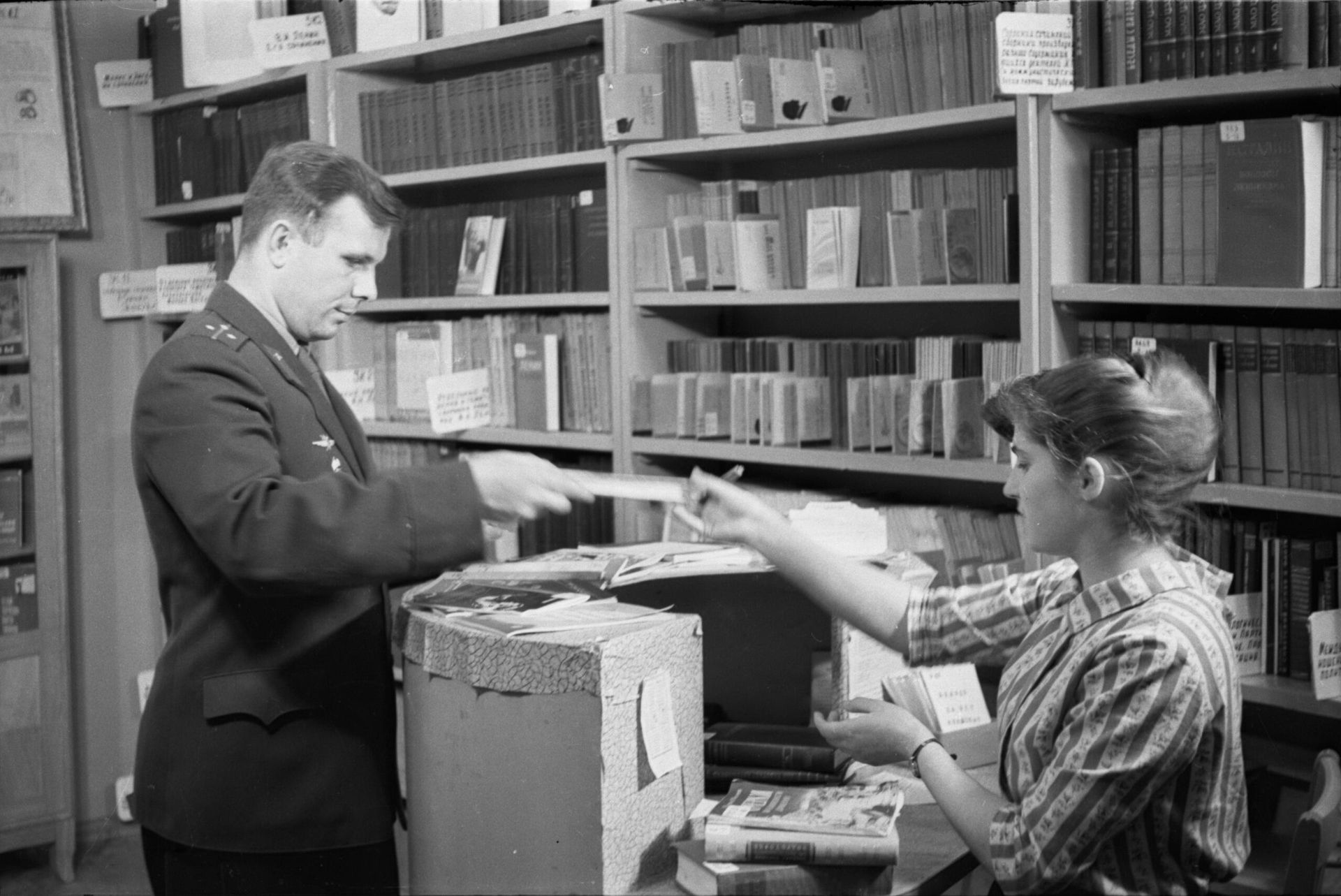 Юрий Гагарин в библиотеке Звёздного городка. 1960 год - РИА Новости, 1920, 02.04.2024