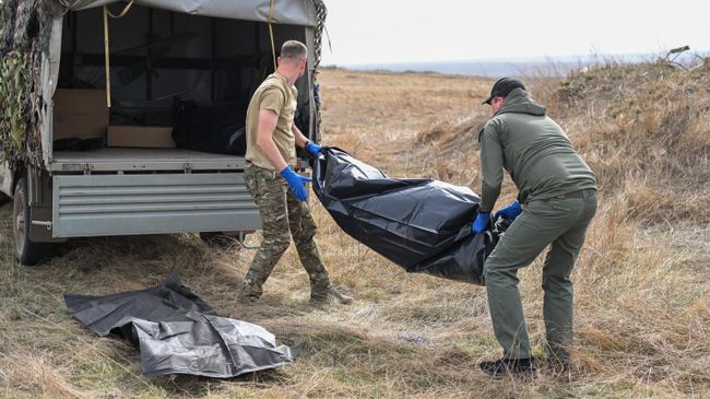 Волонтеры-поисковики собирают останки солдат ВСУ