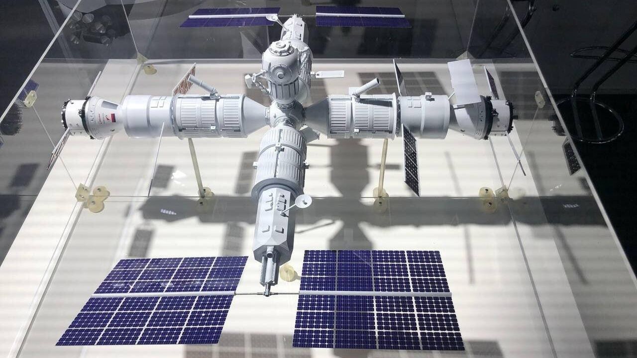 Макет новой российской орбитальной станции на стенде госкорпорации Роскосмос Макет новой российской орбитальной станции на стенде госкорпорации Роскосмос - РИА Новости, 1920, 11.04.2025