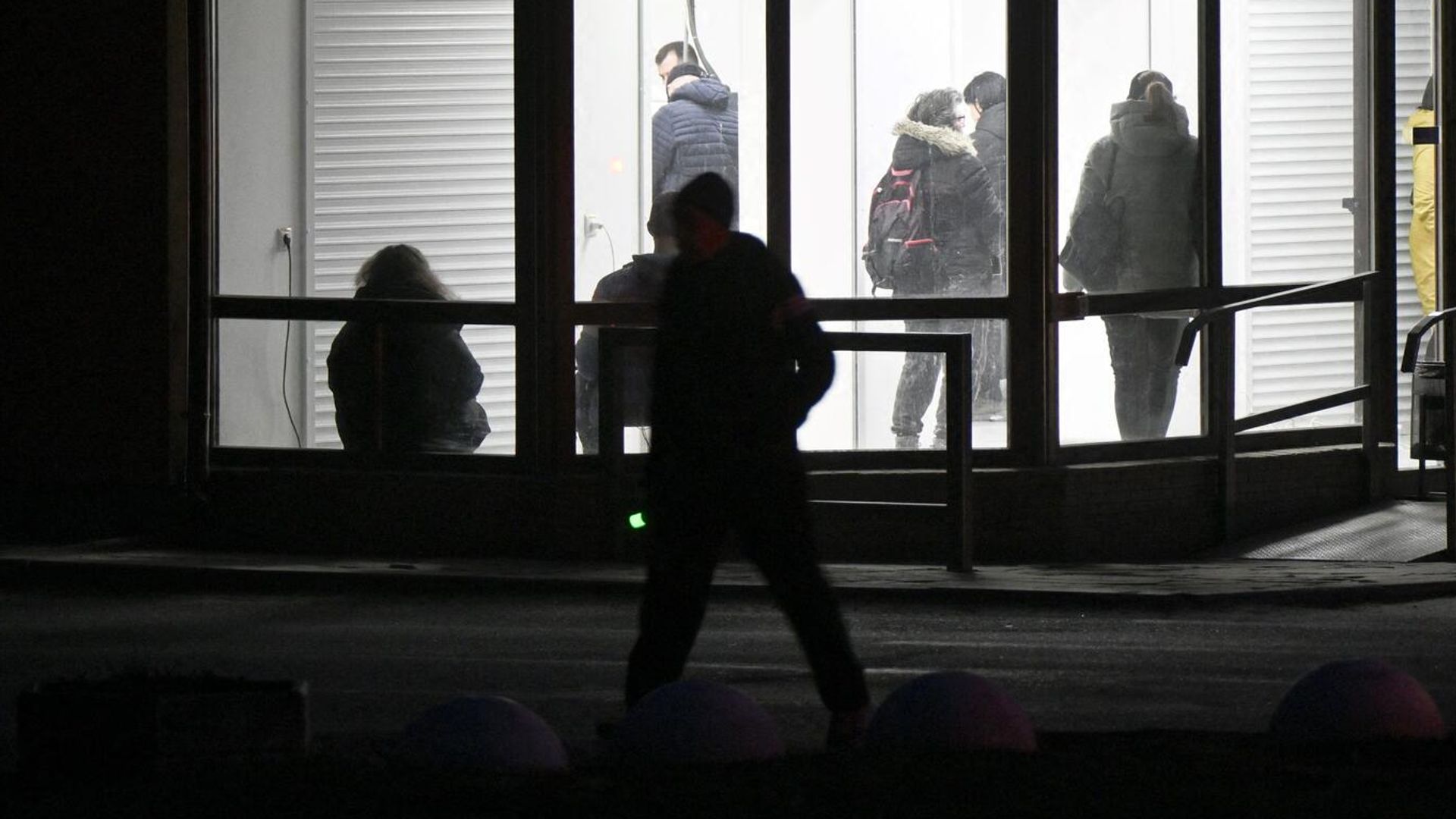 Люди заряжают электронные устройства от генераторов в отделении частной почтовой компании во время отключения электричества в Харькове  - РИА Новости, 1920, 03.04.2024