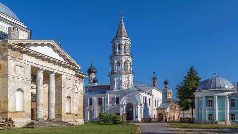 Колокольня церкви Введения Богородицы во Иерусалимский храм на территории Борисоглебского монастыря в Торжке