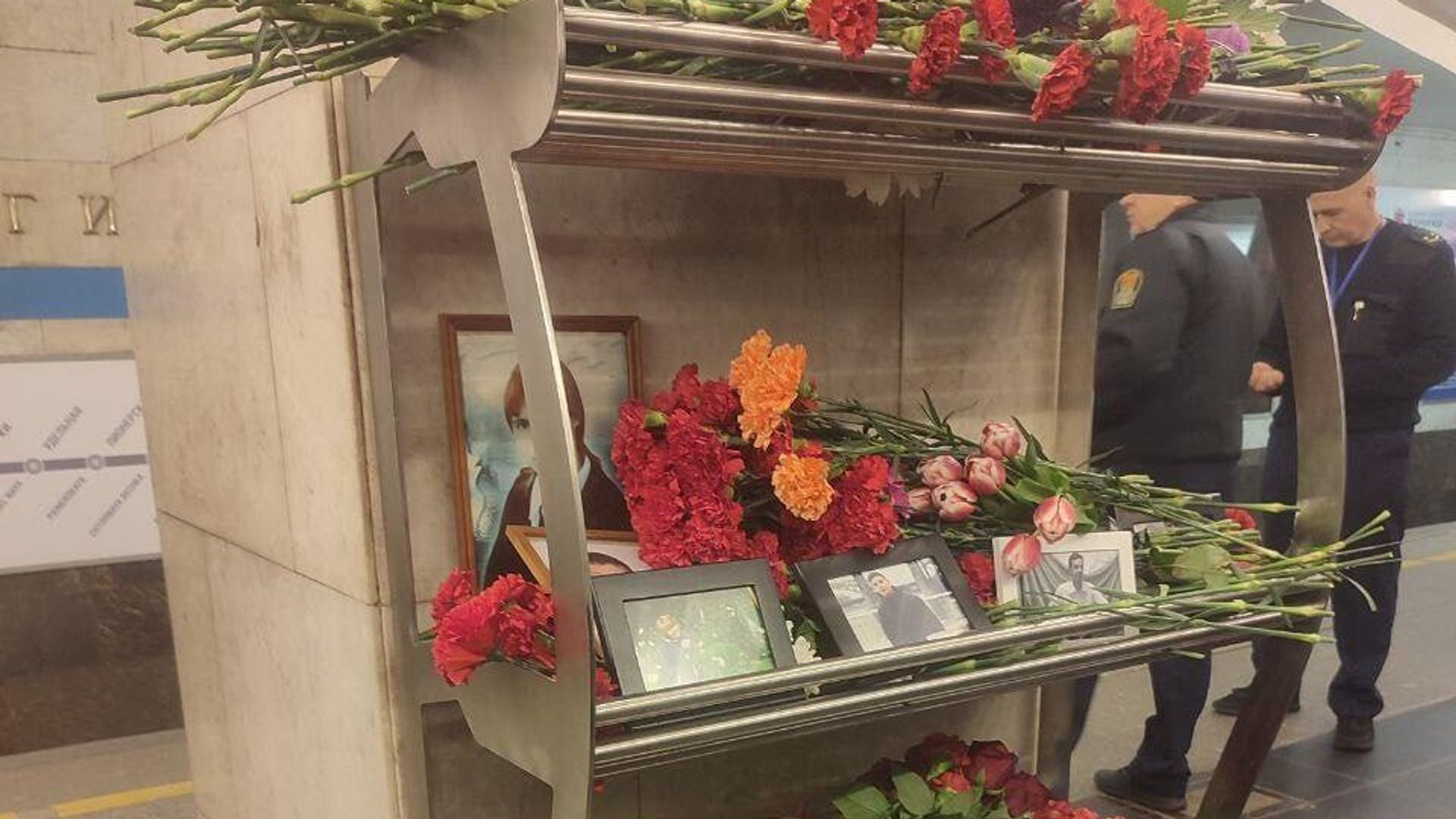 В Санкт-Петербурге вспоминают жертв теракта в метро 2017 года В Санкт-Петербурге вспоминают жертв теракта в метро 2017 года - РИА Новости, 1920, 03.04.2024