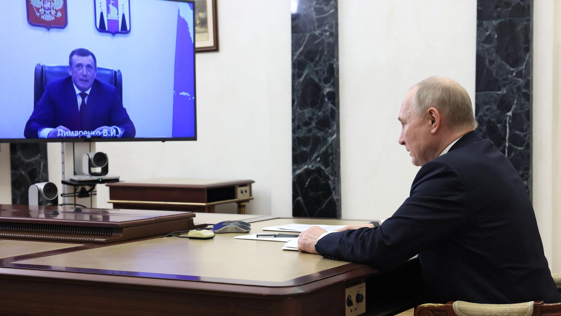 Президент РФ Владимир Путин во время встречи в режиме видеоконференции с губернатором Сахалинской области Валерием Лимаренко Президент РФ Владимир Путин во время встречи в режиме видеоконференции с губернатором Сахалинской области Валерием Лимаренко - РИА Новости, 1920, 03.04.2024