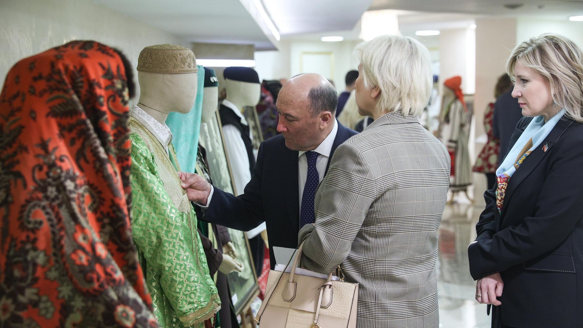 Традиционные костюмы народов Поволжья представили в Совфеде РФ Традиционные костюмы народов Поволжья представили в Совфеде РФ - РИА Новости, 1920, 03.04.2024