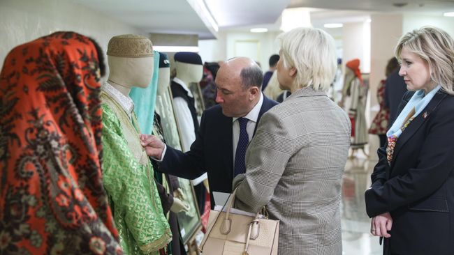 Традиционные костюмы народов Поволжья представили в Совфеде РФ