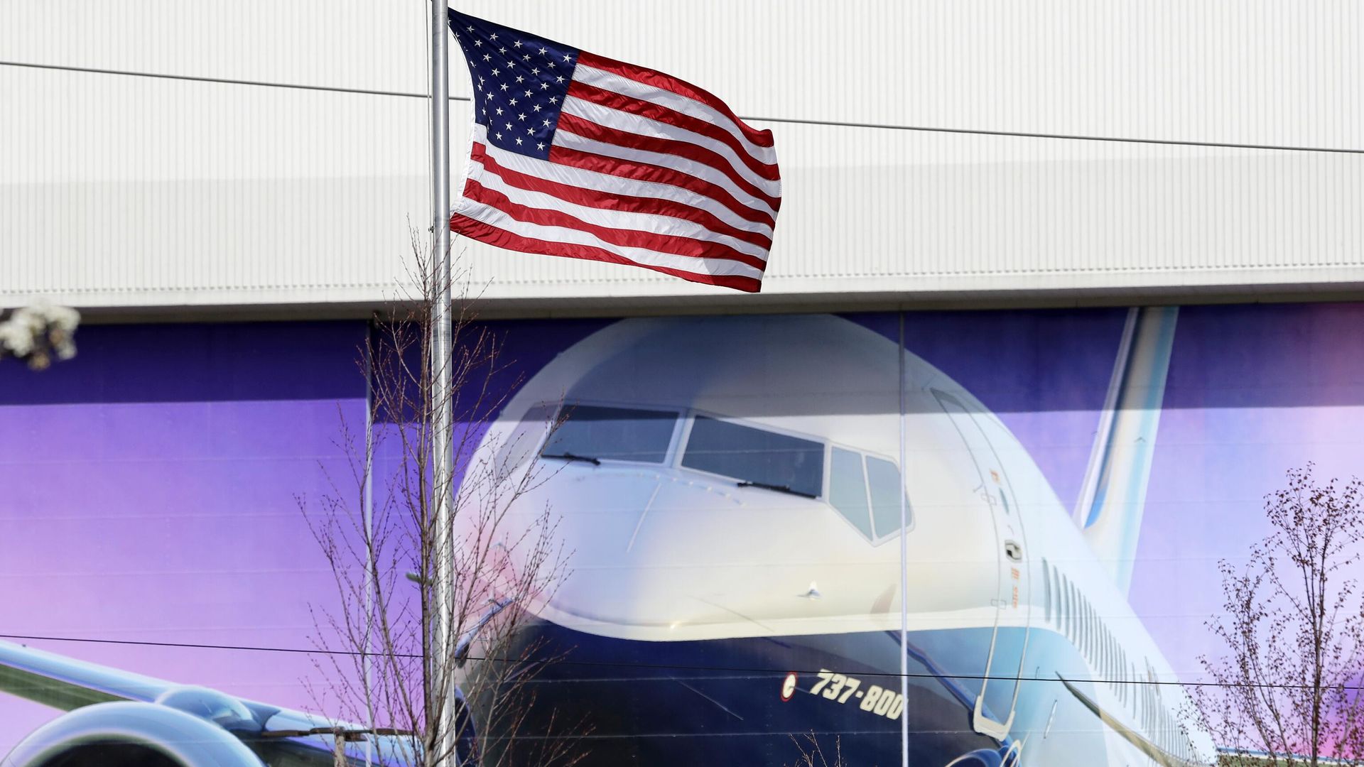 Американский флаг перед заводом по производству самолетов Boeing Американский флаг перед заводом по производству самолетов Boeing - РИА Новости, 1920, 04.04.2024