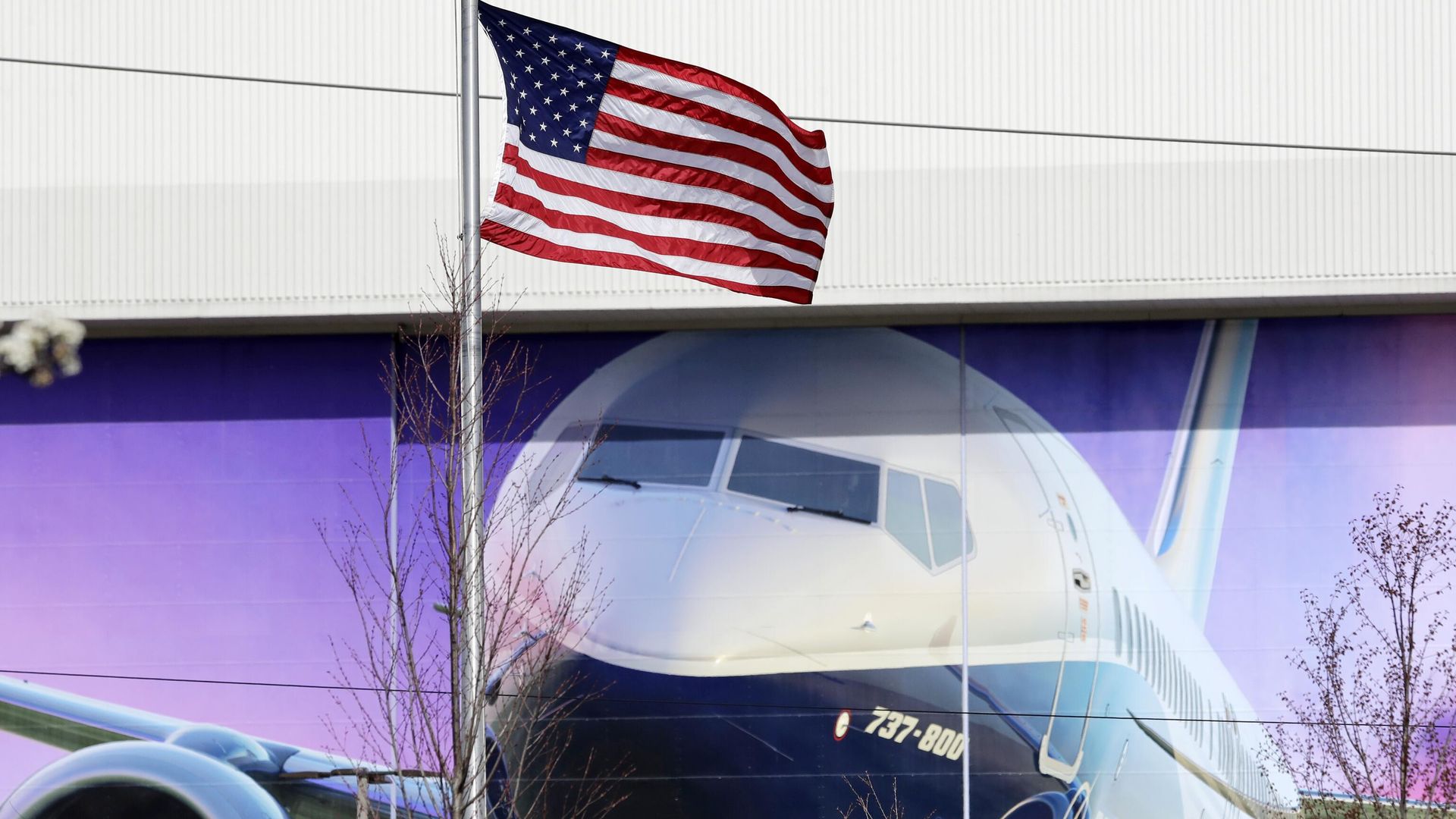 Американский флаг перед заводом по производству самолетов Boeing Американский флаг перед заводом по производству самолетов Boeing - РИА Новости, 1920, 14.06.2024