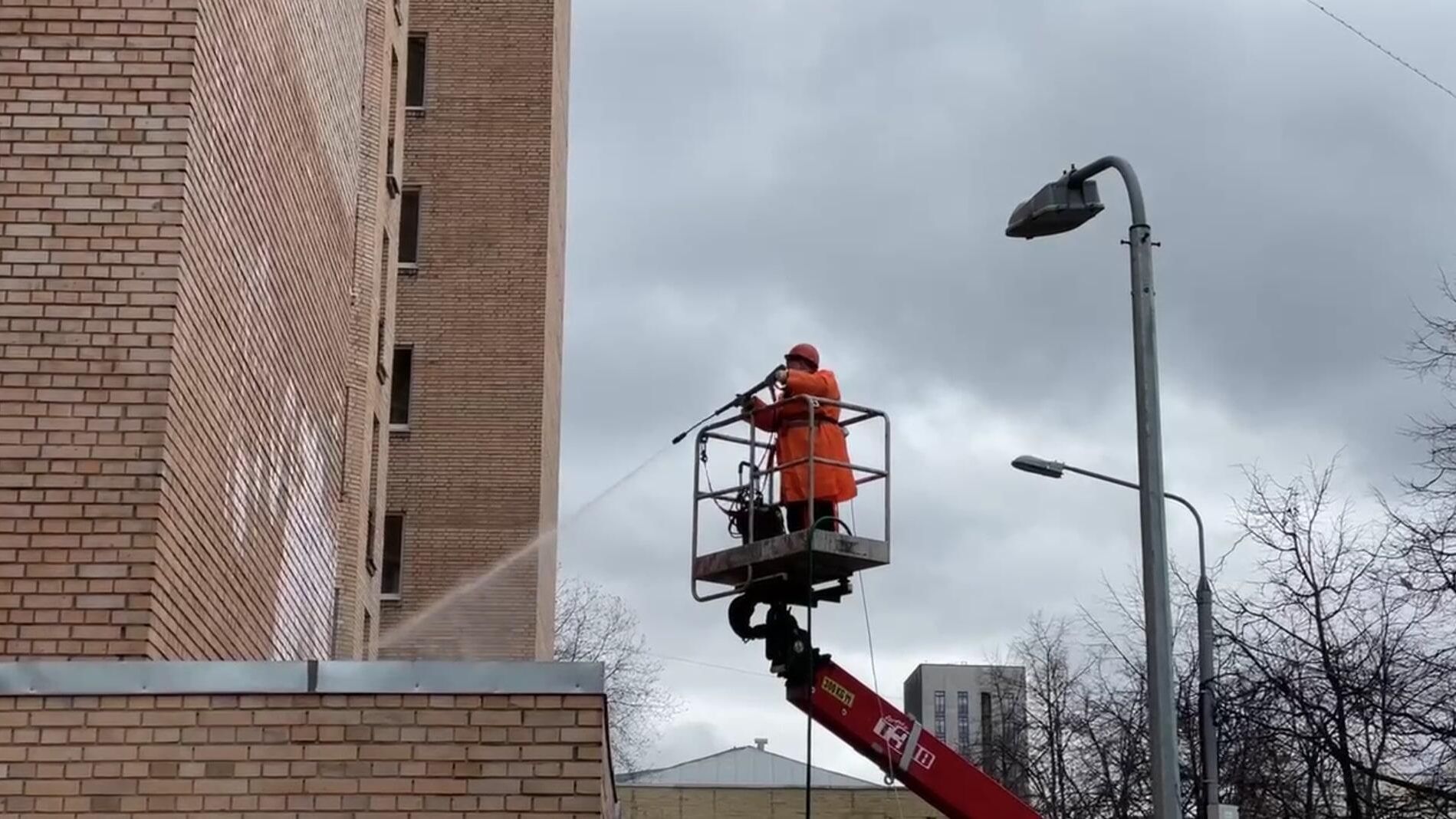 Городские службы Москвы повсеместно убирают дворы и фасады зданий Городские службы Москвы повсеместно убирают дворы и фасады зданий - РИА Новости, 1920, 04.04.2024