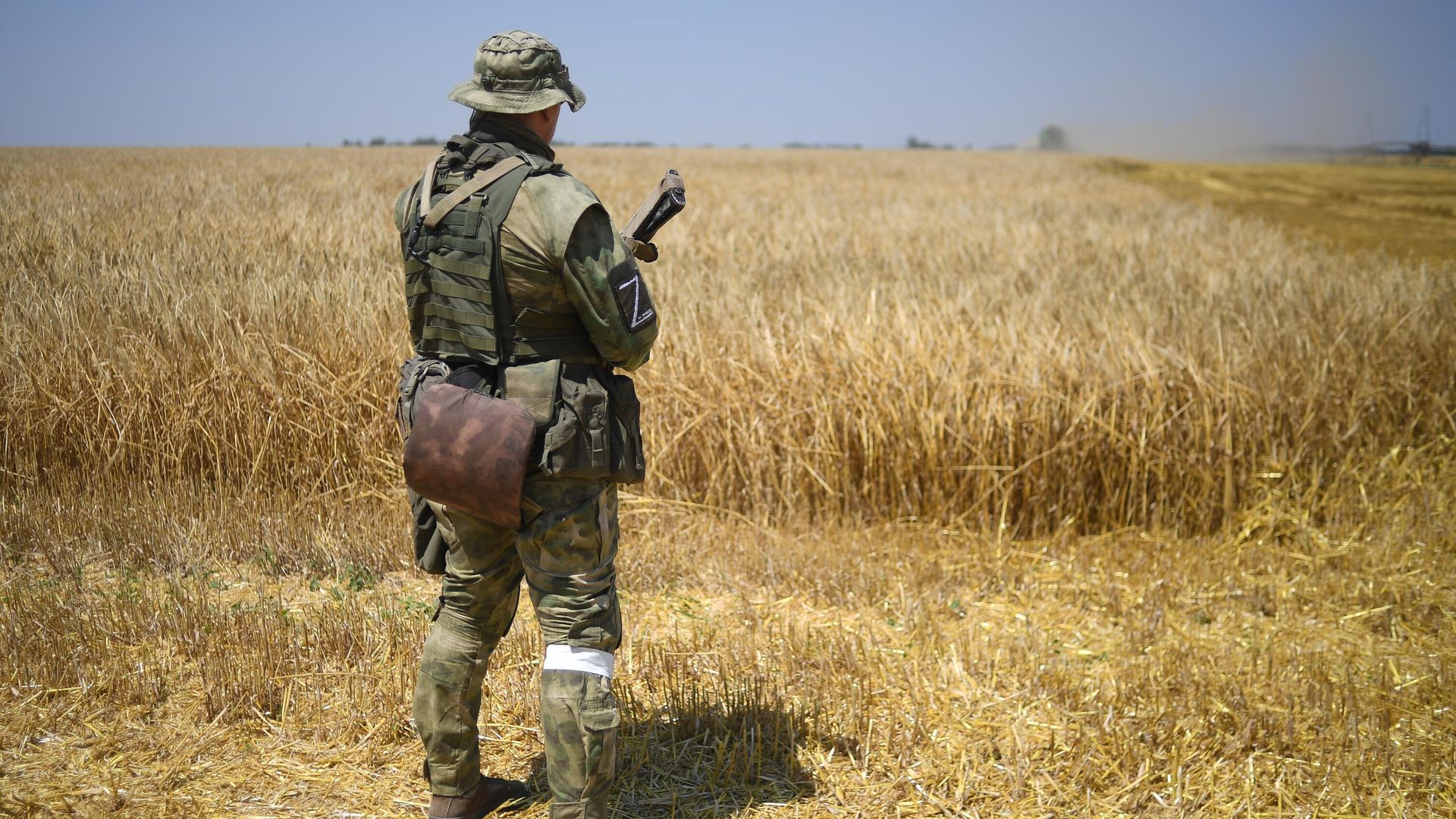Военнослужащий ВС РФ во время сбора урожая пшеницы в Мелитопольском районе Запорожской области Военнослужащий ВС РФ во время сбора урожая пшеницы в Мелитопольском районе Запорожской области - РИА Новости, 1920, 26.07.2024