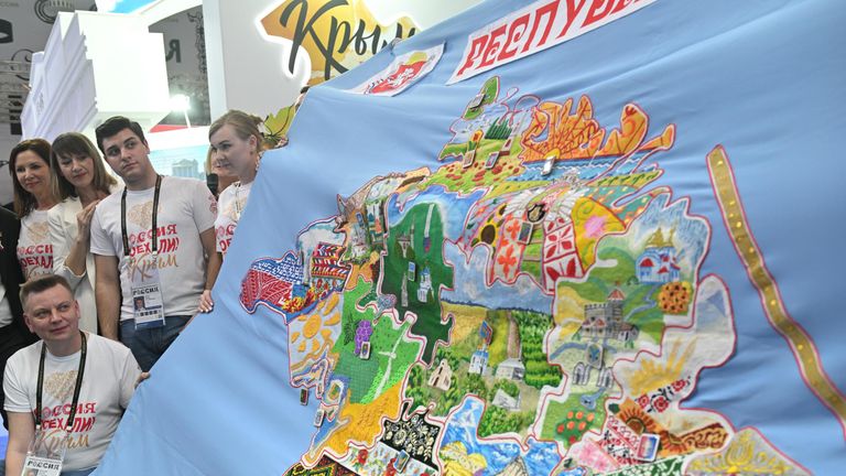 Выставка Россия. Презентация карты, созданной к 10-летию Крымской весны Выставка Россия. Презентация карты, созданной к 10-летию Крымской весны