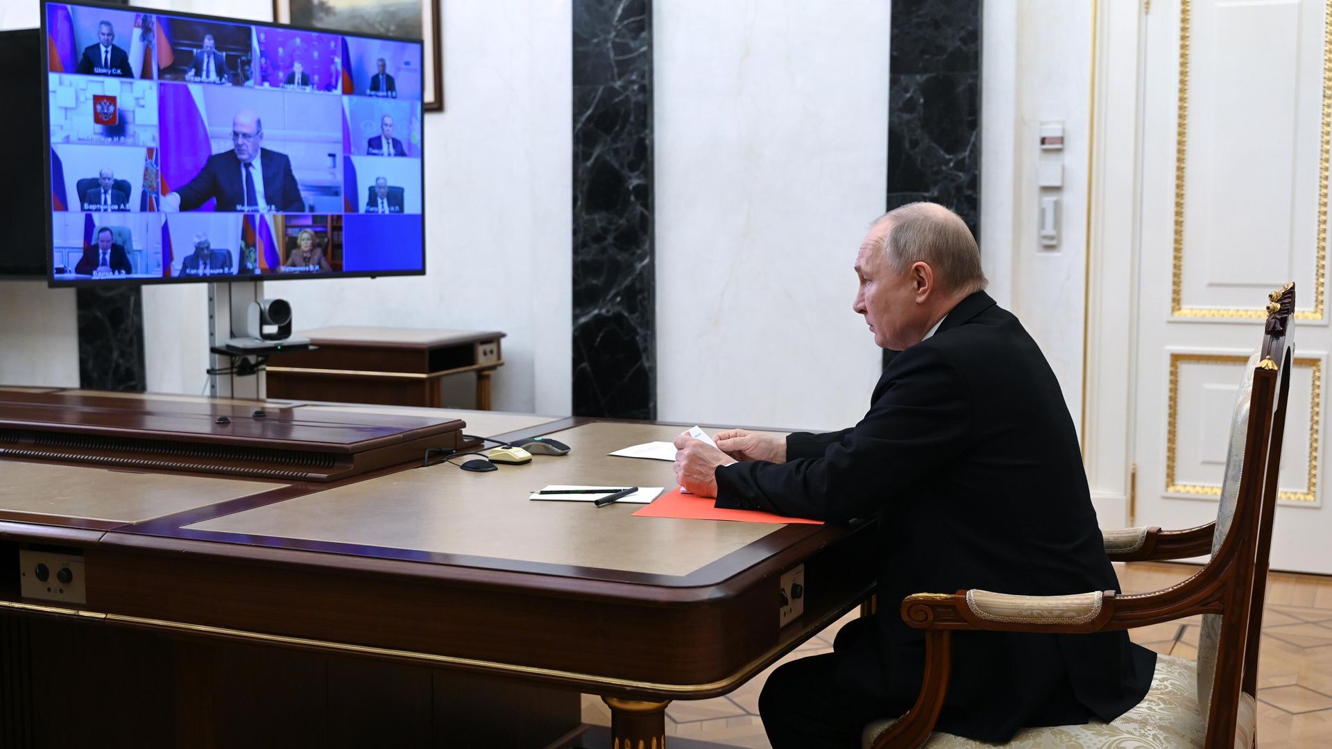 Президент РФ Владимир Путин проводит совещание с постоянными членами Совета безопасности РФ в режиме видеоконференции Президент РФ Владимир Путин проводит совещание с постоянными членами Совета безопасности РФ в режиме видеоконференции - РИА Новости, 1920, 19.04.2024