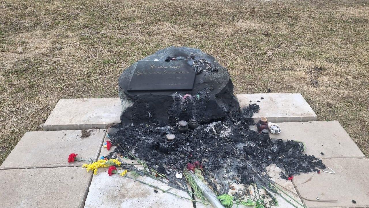 Мемориал, посвященный жертвам теракта в Крокусе, сгорел в Новой Москве Мемориал, посвященный жертвам теракта в Крокусе, сгорел в Новой Москве - РИА Новости, 1920, 08.04.2024