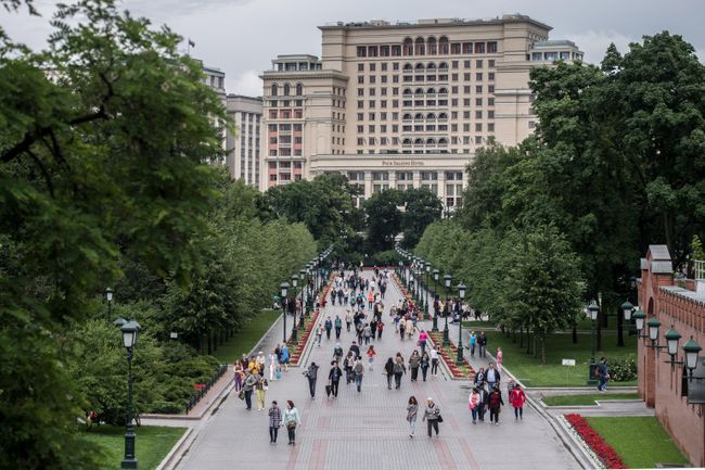 Вид на Александровский сад с Кутафьи башни в Москве