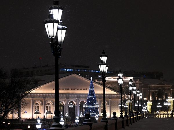 Новогодняя елка у Центрального Выставочного зала Манеж в Москве