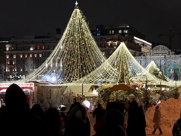 Новогодние украшения на Манежной площади в Москве