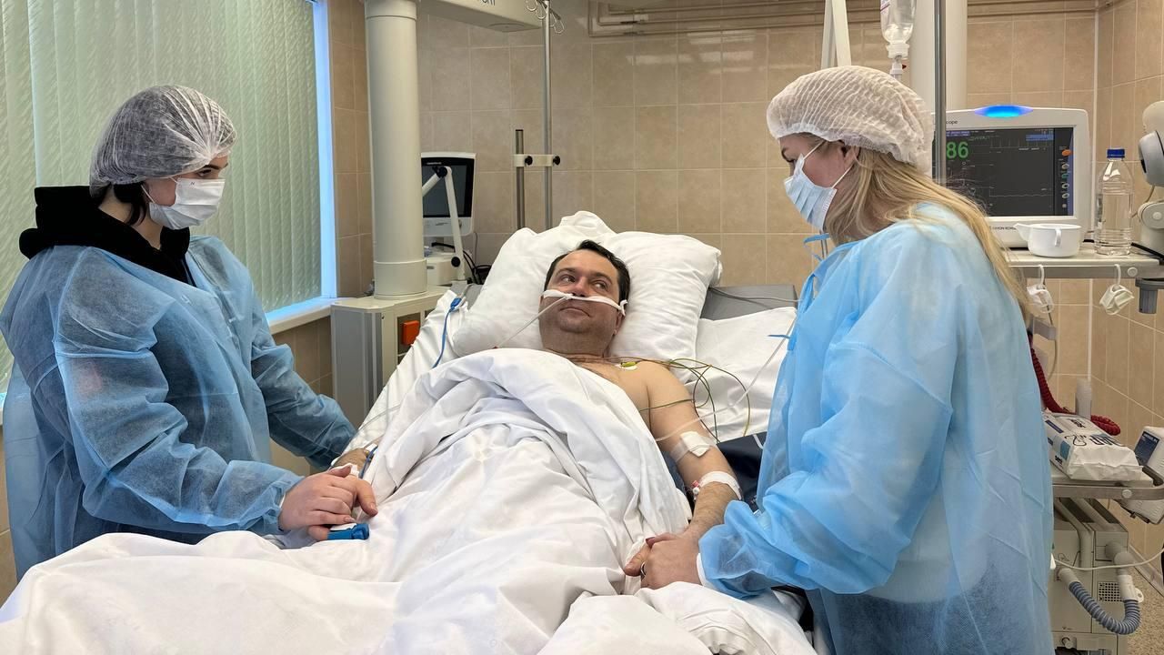 Супруга и дочь навестили губернатора Мурманской области Андрея Чибиса в больнице Супруга и дочь навестили губернатора Мурманской области Андрея Чибиса в больнице - РИА Новости, 1920, 05.04.2024