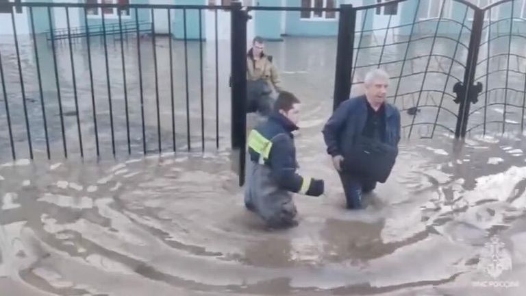 Последствия прорыва дамбы в Орске Оренбургской области Последствия прорыва дамбы в Орске Оренбургской области