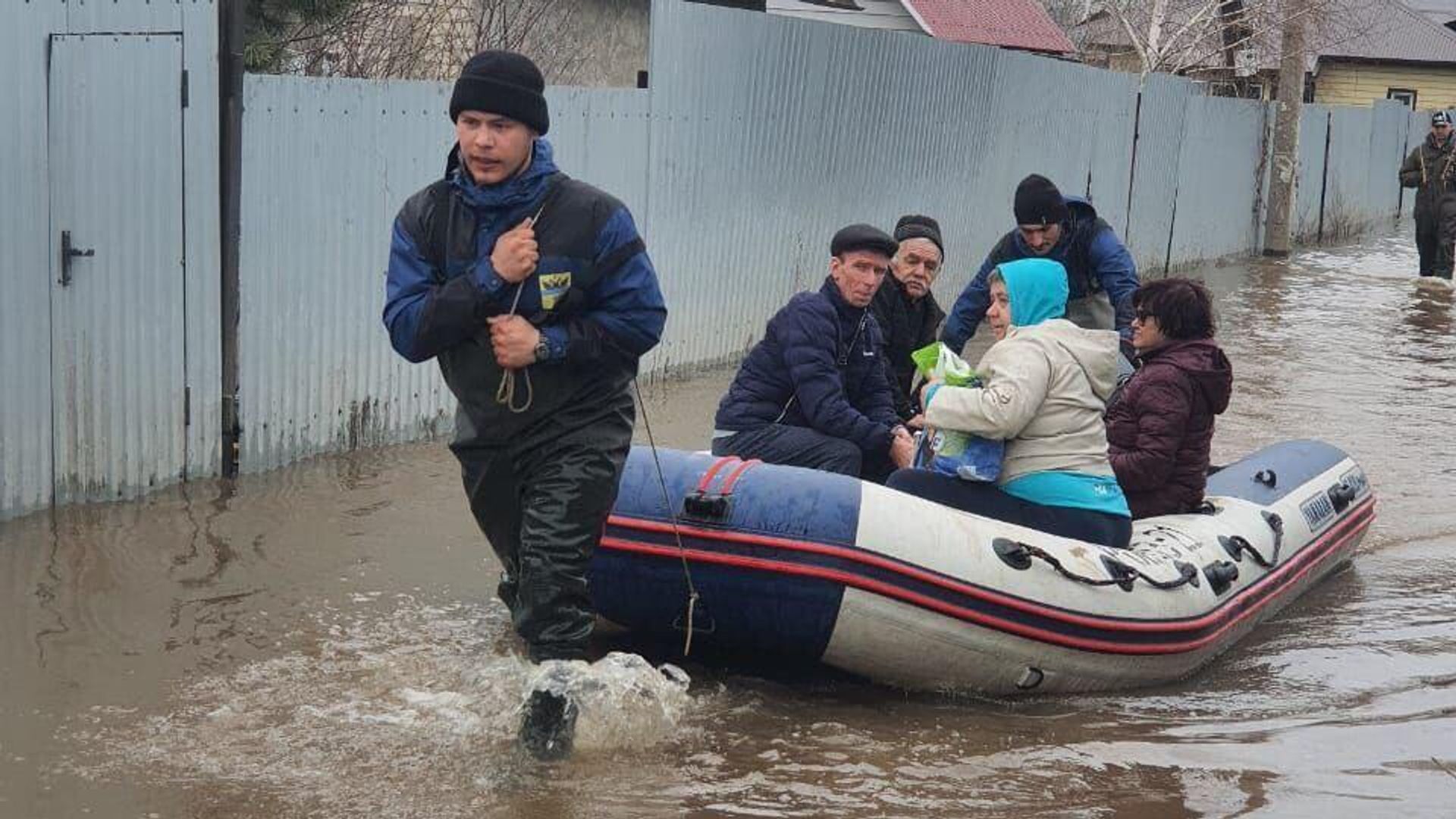 Эвакуация жителей пригородных поселков и СНТ Оренбурга после подтоплений - РИА Новости, 1920, 06.04.2024
