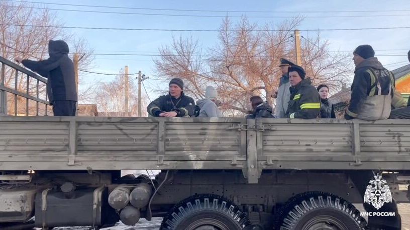 Эвакуация жителей затопленного микрорайона Старый город в Орске Эвакуация жителей затопленного микрорайона Старый город в Орске - РИА Новости, 1920, 06.04.2024