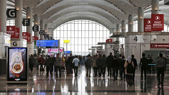 Пассажиры в аэропорту Стамбула