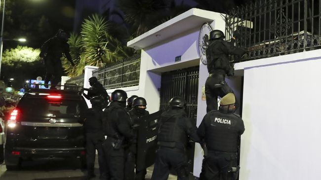 Спецназ эквадорской полиции штурмует в посольство Мексики в Кито