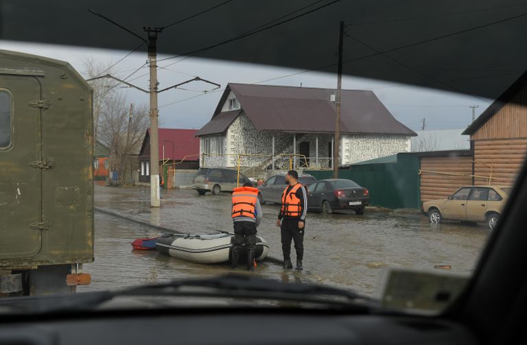 Волонтеры достали лодку, чтобы эвакуировать жителей Орска из затопленных после прорыва дамбы районов Волонтеры достали лодку, чтобы эвакуировать жителей Орска из затопленных после прорыва дамбы районов