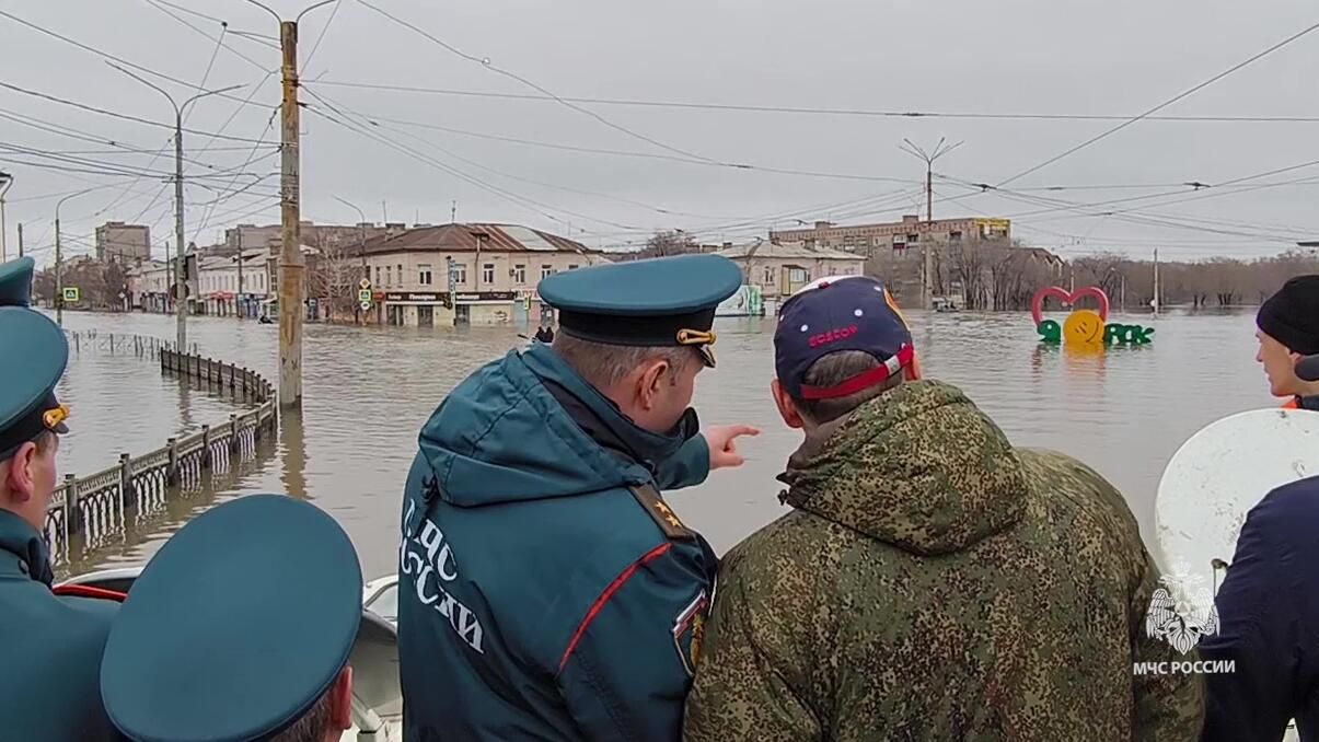 Губернатор Оренбургской области Денис Паслер и министр РФ по делам гражданской обороны, чрезвычайным ситуациям и ликвидации последствий стихийных бедствий Александр Куренков инспектируют ликвидацию последствий подтопления после прорыва дамбы в микрорайоне Старый город в Орске Губернатор Оренбургской области Денис Паслер и министр РФ по делам гражданской обороны, чрезвычайным ситуациям и ликвидации последствий стихийных бедствий Александр Куренков инспектируют ликвидацию последствий подтопления после прорыва дамбы в микрорайоне Старый город в Орске - РИА Новости, 1920, 24.04.2024