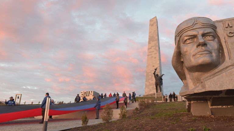 Участники празднования на мемориальном комплексе Саур-Могила 10-летия провозглашения Донецкой Народной Республики Участники празднования на мемориальном комплексе Саур-Могила 10-летия провозглашения Донецкой Народной Республики