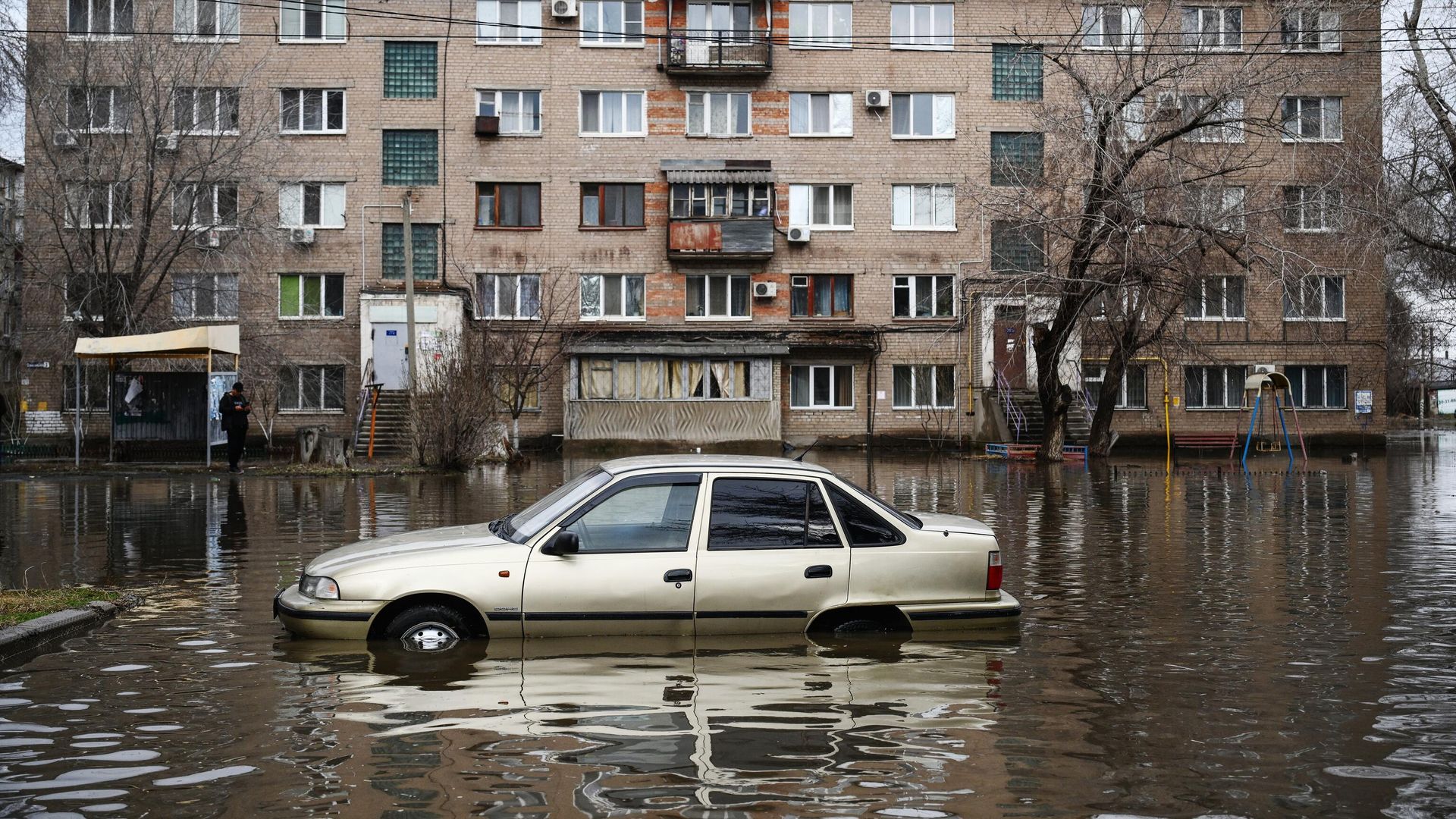 Затопленная из-за прорыва дамбы улица в Орске Затопленная из-за прорыва дамбы улица в Орске - РИА Новости, 1920, 07.04.2024