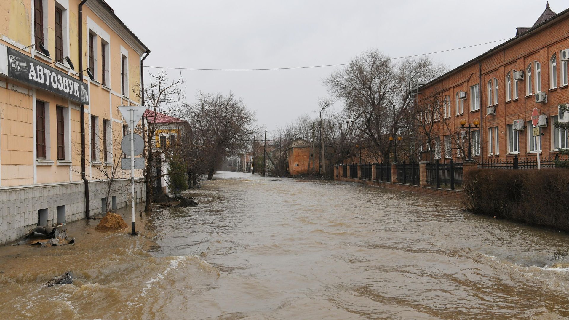 Затопленная из-за прорыва дамбы улица в Орске Затопленная из-за прорыва дамбы улица в Орске - РИА Новости, 1920, 05.04.2025